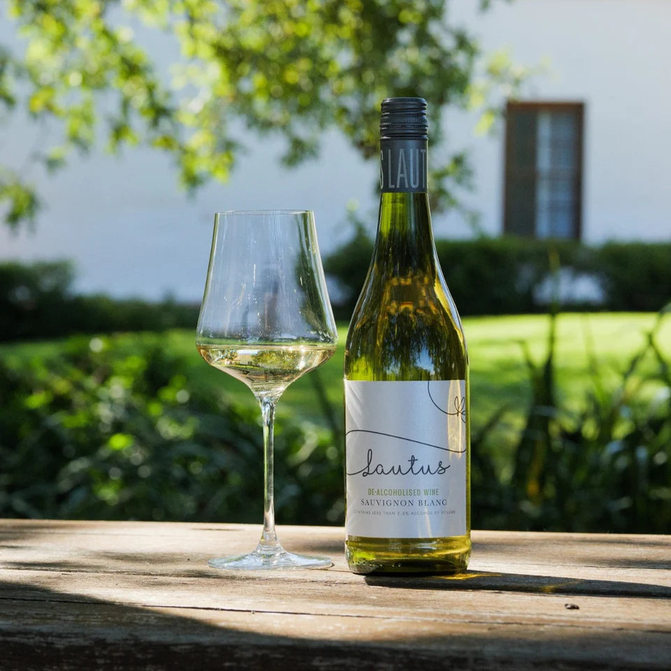 Lautus Sauvignon Blanc - Non-Alcoholic Wine - Lifestyle