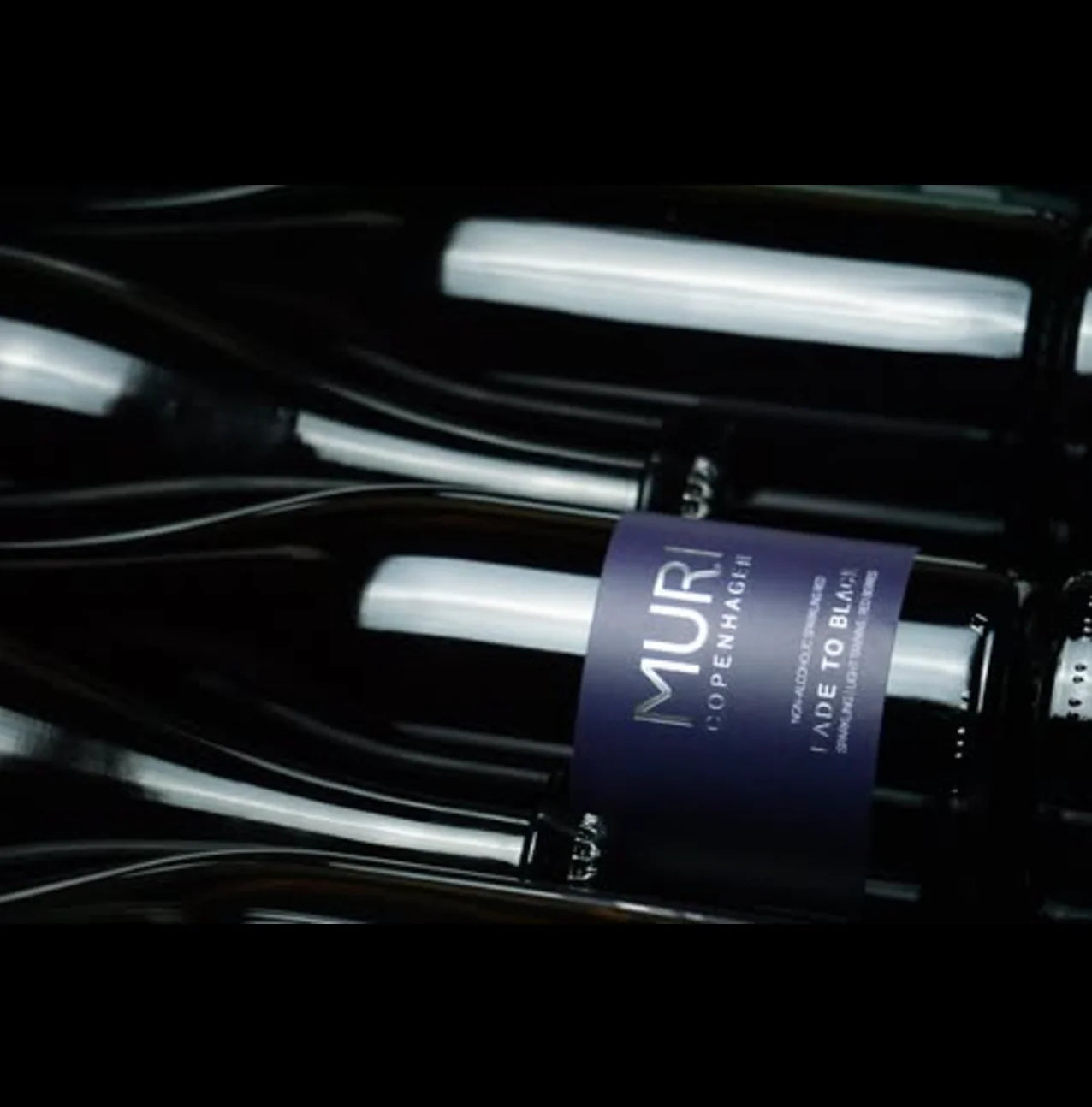 Muri - Fade to Black Sparkling Red - Lifestyle