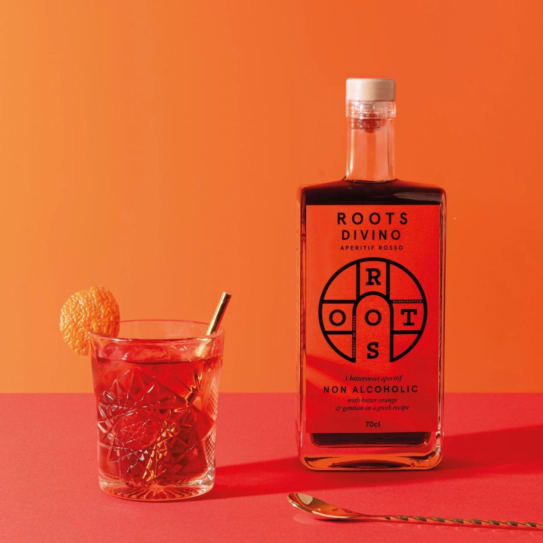 Roots Divino - Non-Alcoholic Rosso Non-Alcoholic Apéritif - Lifestyle